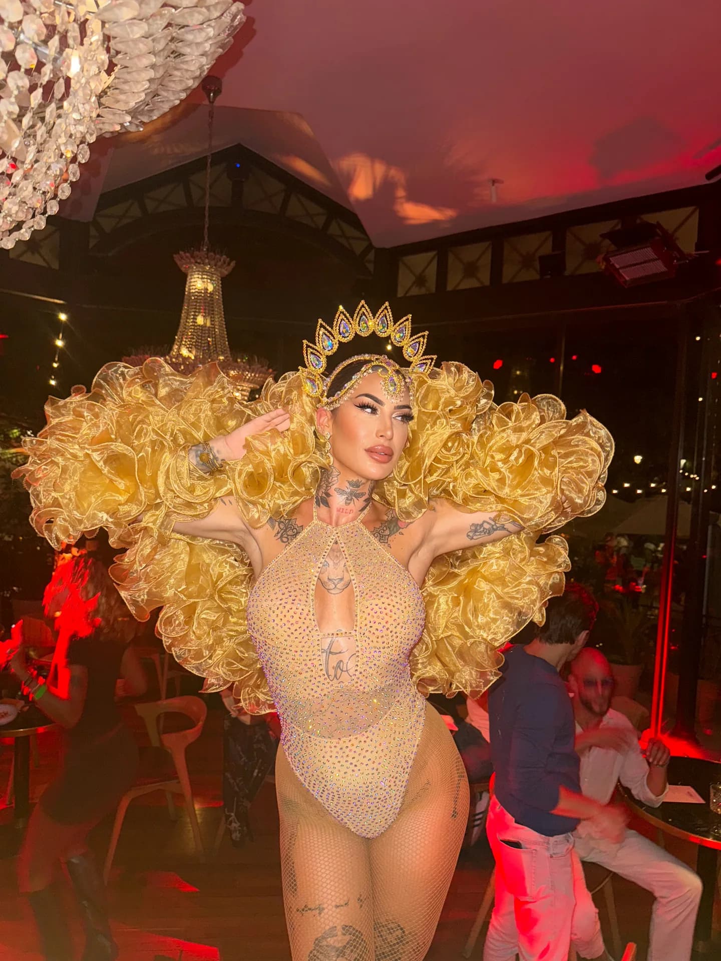 Costume de scène cousu main — volants dorés