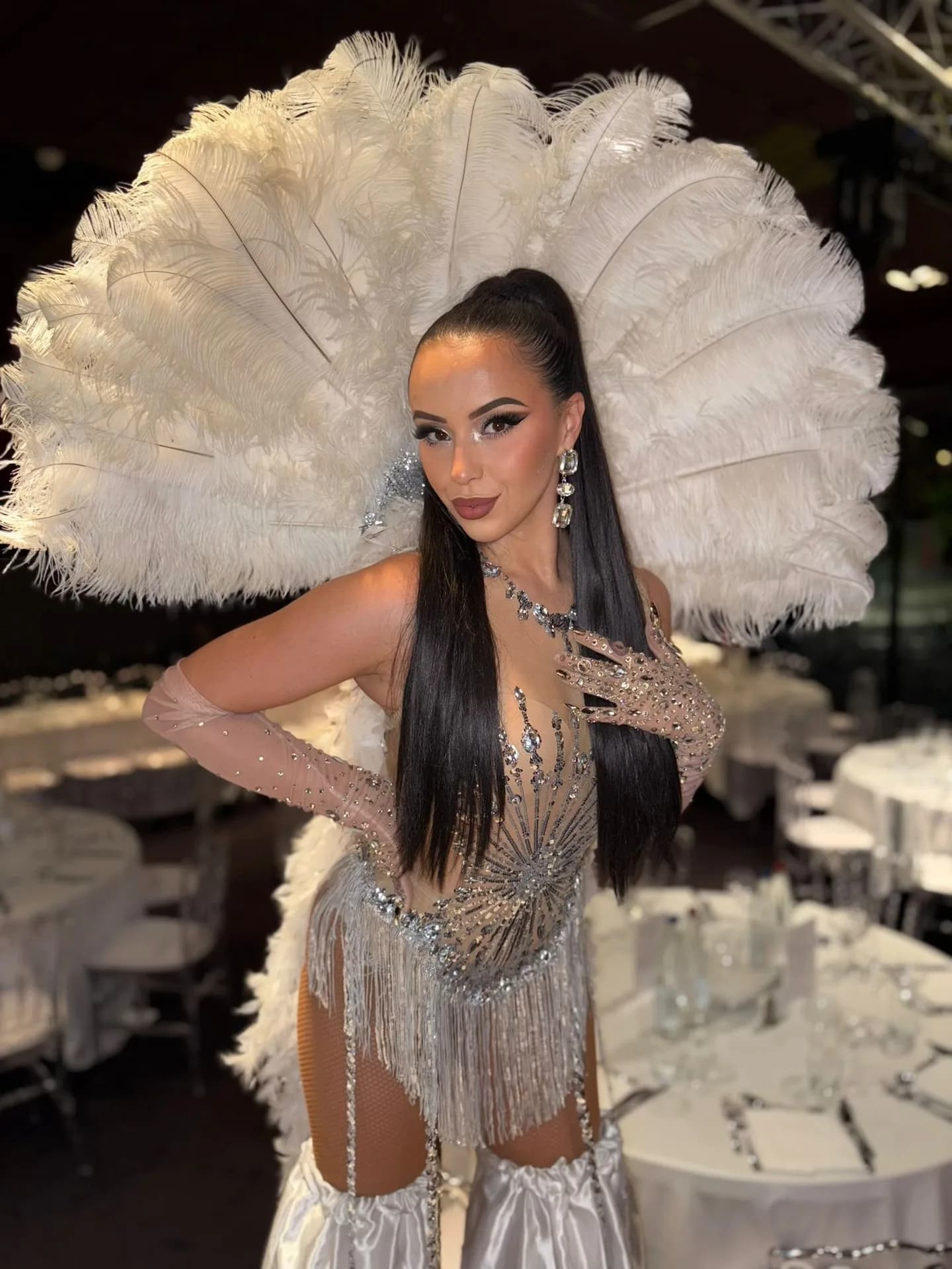 Danseuse à l'éventail de plumes blanches